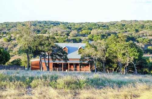 Fredericksburg Cabin | Harriet House, a charming cabin overlooking Elm Creek with views!