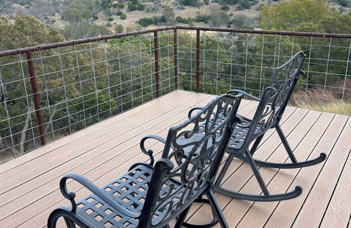 Fredericksburg Cabin | Harriet House, a charming cabin overlooking Elm Creek with views!