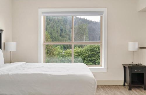 Harrison Hot Springs Apartment | Harrison 3BR Pet friendly Unit