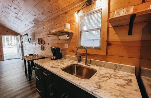 Hartwell RV Rental | Hartwell Cabins and RVs is located in the serenity of the woodlands! This newly built 450 sq