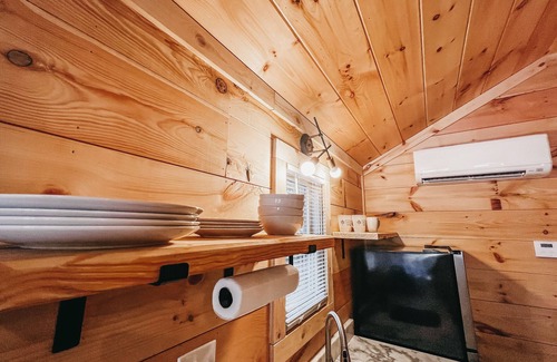 Hartwell RV Rental | Hartwell Cabins and RVs is located in the serenity of the woodlands! This newly built 450 sq