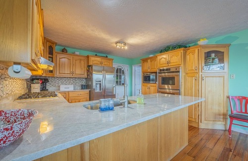 Gumlog House | Hartwell lake deep water home, family friendly and close to Clemson and UGA