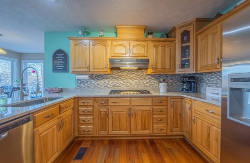 Gumlog House | Hartwell lake deep water home, family friendly and close to Clemson and UGA