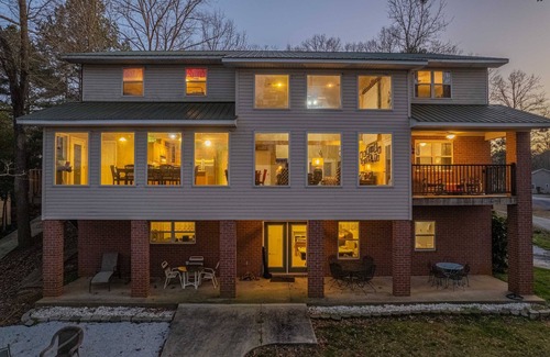 Gumlog House | Hartwell lake deep water home, family friendly and close to Clemson and UGA