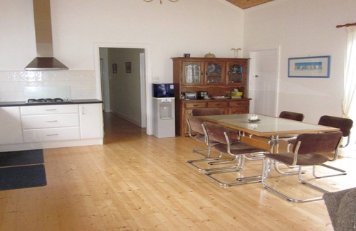 Rhyll House | Hastings Cottage by the Bay in Rhyll