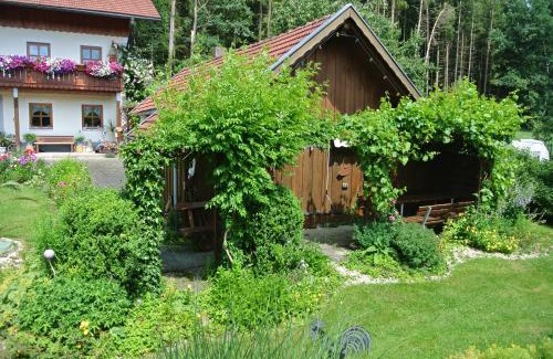 Grafenau Apartment | Haus Am Waldrand - Ferienwohnung Augustin