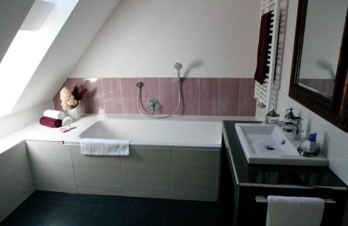 Heek Apartment | Haus Keppelborg: ZI Antonia mit Kirchplatzblick