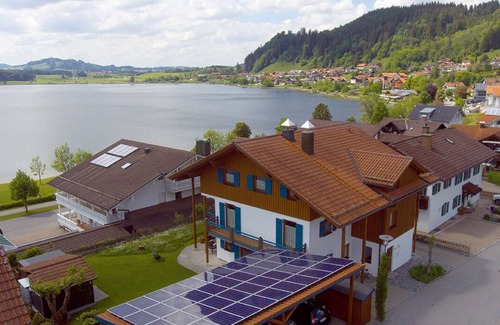 Hopfen am See Condo | Haus Vöhringer - Modern vacation apartment in a top location directly on Lake Hopfensee in the Allgäu