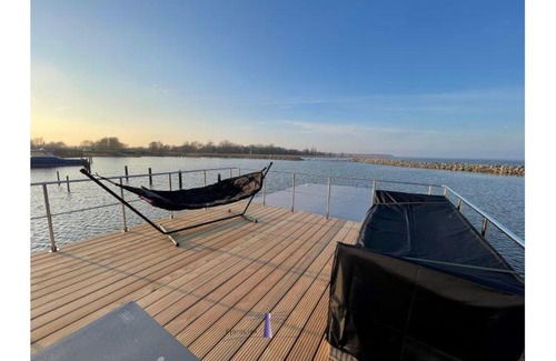 Barth Boat Rental | Hausboot Fjord HAVEN mit Biosauna in Barth