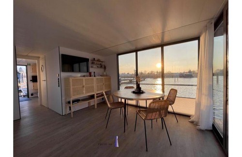 Barth Boat Rental | Hausboot Fjord HAVEN mit Biosauna in Barth