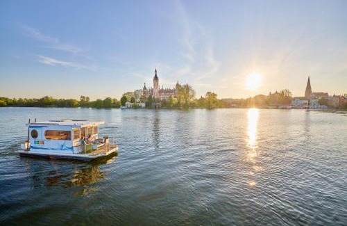 Schwerin Boat Rental | Hausboot Saturn