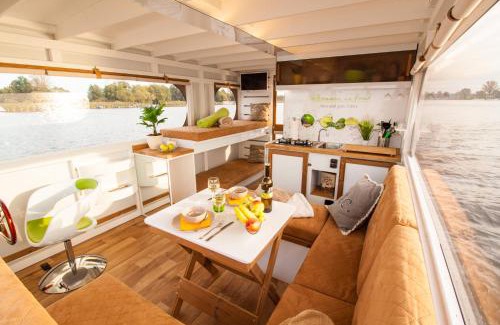 Schwerin Boat Rental | Hausboot Saturn