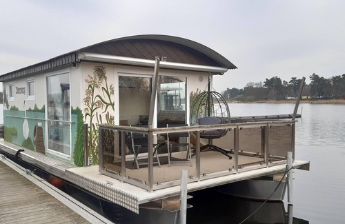 Havelsee House | Hausboot, schwimmendes Ferienhaus im Havelbogen, Haus auf dem Wasser