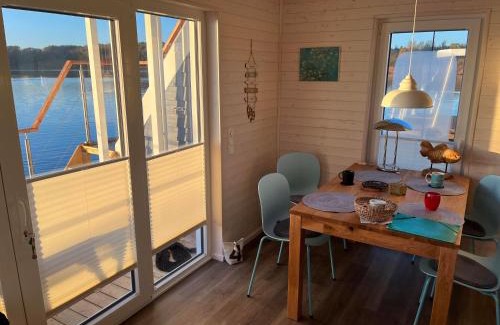 Luebeck Apartment | Hausboot "Snowbird"