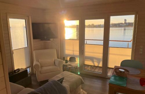 Luebeck Apartment | Hausboot "Snowbird"