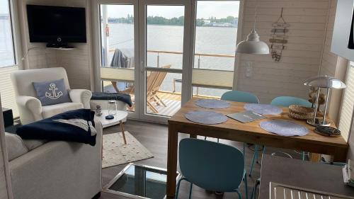 Luebeck House | Hausboot Snowbird Lübeck mit großem Sonnendeck