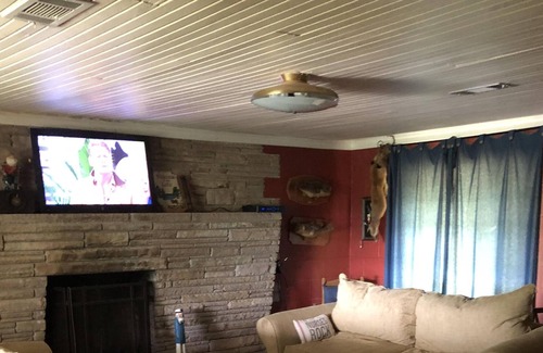 Vian Cabin | Have a Staycation at this cozy cabin near State Park and Blackgum Landing !