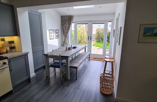 Deal House | Haven Cottage, Walmer - overlooks park, close to beach & promenade