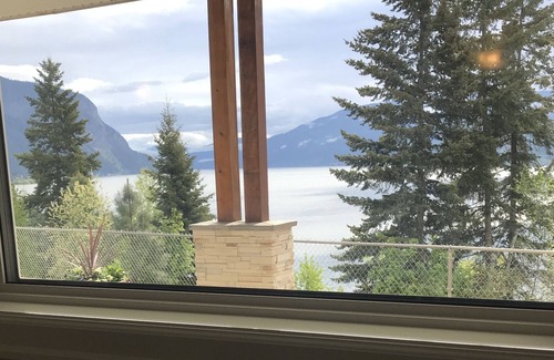 Salmon Arm House | Haven Ridge Suite Lake View 2 queen beds with Hot -Tub