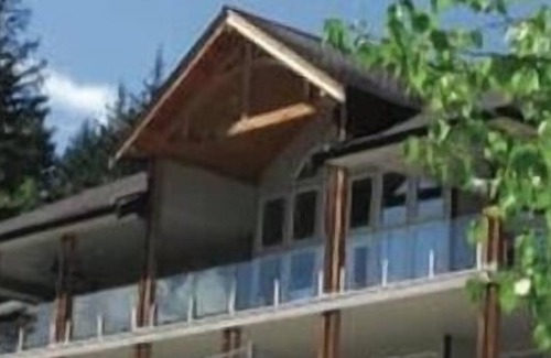 Salmon Arm House | Haven Ridge Suite Lake View 2 queen beds with Hot -Tub
