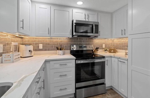 Hudson Beach Estates Villa | Haven Waterfront Walk to Beach, Pool, Kayak, Games