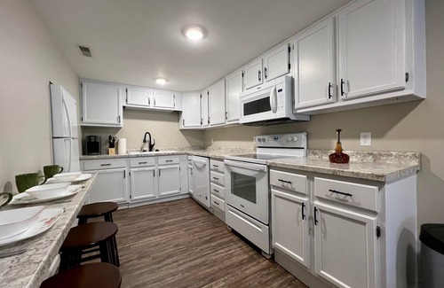 Alto Pass Apartment | Havisham House Suite 88 - 3 bedroom, 2 bath, wine trail, bourbon bar -Alto Pass