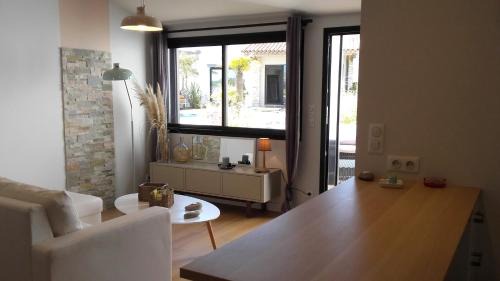 Dolus-d'Oleron Apartment | Havre de paix, studio de charme avec jardin, terrasse ensoleillée et piscine privée