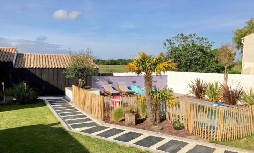 Dolus-d'Oleron Apartment | Havre de paix, studio de charme avec jardin, terrasse ensoleillée et piscine privée