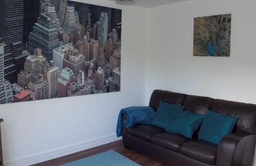 Hinckley Apartment | Hawk 3: Close to town centre / free parking / sleeps 4