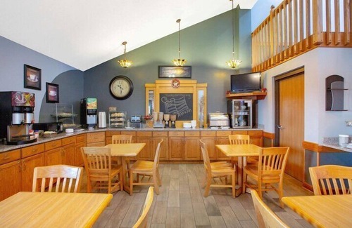Oakdale Hotel | hawk In Suite Coralville