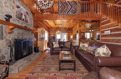 Ferguson Cabin | Hawk's Rest: Private Cabin, Great Views, Hot Tub, WIFI, Fireplace