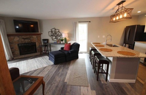 Osage Beach Condo | Hawks Nest Condo -Lake View -Beautifully Updated -King Bed -Minimal Steps!