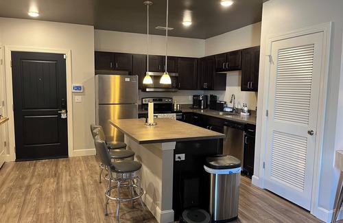 Oread Condo | HawksNest - Cozy 1-bedroom condo with WiFi, AC in lovely Lawrence