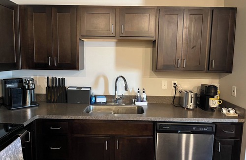 Oread Condo | HawksNest - Cozy 1-bedroom condo with WiFi, AC in lovely Lawrence