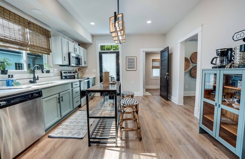 Colonial Beach House | Hawthorn House Remodeled 3BR Walk to Town!
