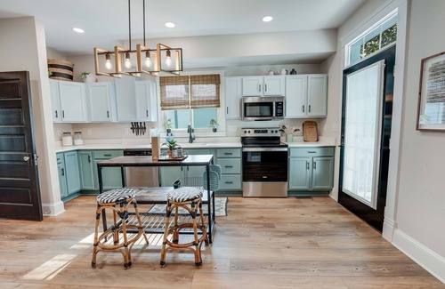 Colonial Beach House | Hawthorn House Remodeled 3BR Walk to Town!