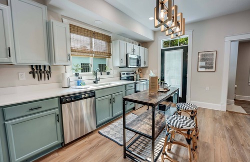 Colonial Beach House | Hawthorn House Remodeled 3BR Walk to Town!