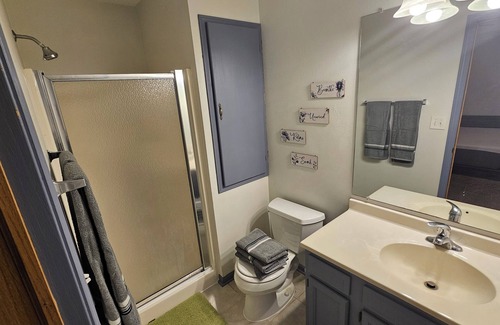 West Des Moines Bed & Breakfast | Hawthorne Hideaway is a Charming 3-bedrm bed & breakfast in West DSM with WiFi