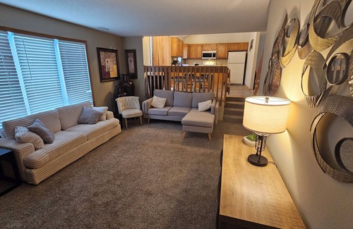 West Des Moines Bed & Breakfast | Hawthorne Hideaway is a Charming 3-bedrm bed & breakfast in West DSM with WiFi