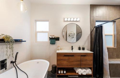 Richmond Apartment | Hawthorne House C - A+ Location!