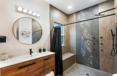 Richmond Apartment | Hawthorne House C - A+ Location!