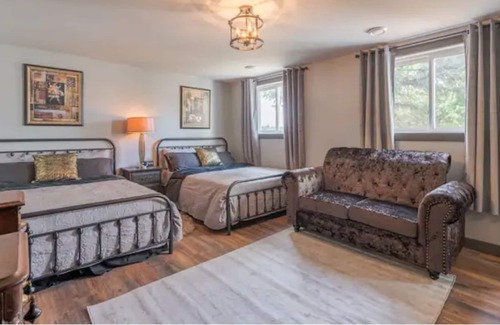 Greater Napanee Apartment | Hay Bay Lakefront Cottage w/ Private Dock & Kayaks