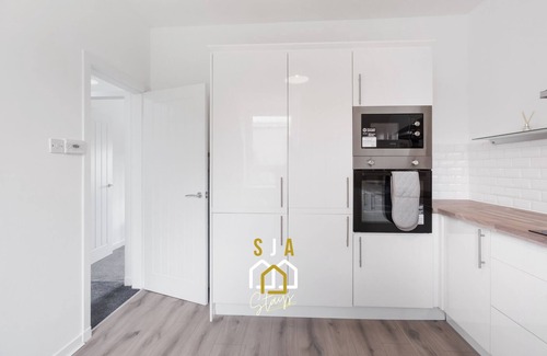 Peterhead Apartment | Hay Residence - SJA Stays – Modern 3 Bed Apartment