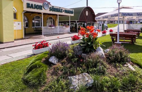Kazincbarcika Bed & Breakfast | HBH Bajor Sörház Sólyomfészek Panzió