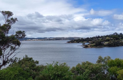 Berriedale House | Health Spa resort, Waterfront, Walk to Mona - FREE Netflix
