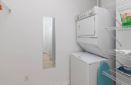Ames Apartment | Heart of Ames Flat w/ Fully-Equipped Kitchen