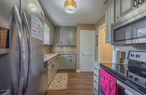 Athens House | Heart of Athens! Beautiful Townhouse, 15 Minute Walk to Stadium, Downtown.