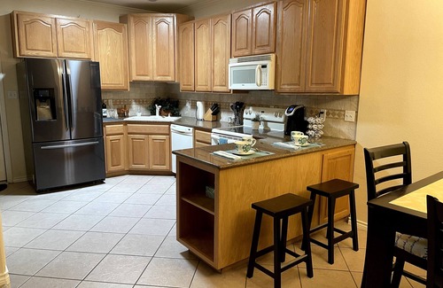 Boerne House | Heart of Boerne Townhome 4 min walk to Hill Country Mile, Cibolo Creek & more!