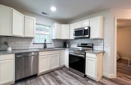 Denison House | Heart of Denison Eats* Park w/Splash-pad* Shopping