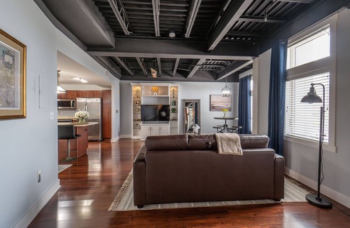 Downtown Apartment | Heart of Downtown Lakeland - Urban Luxury Loft. Studio + Memory Foam Sofa Bed